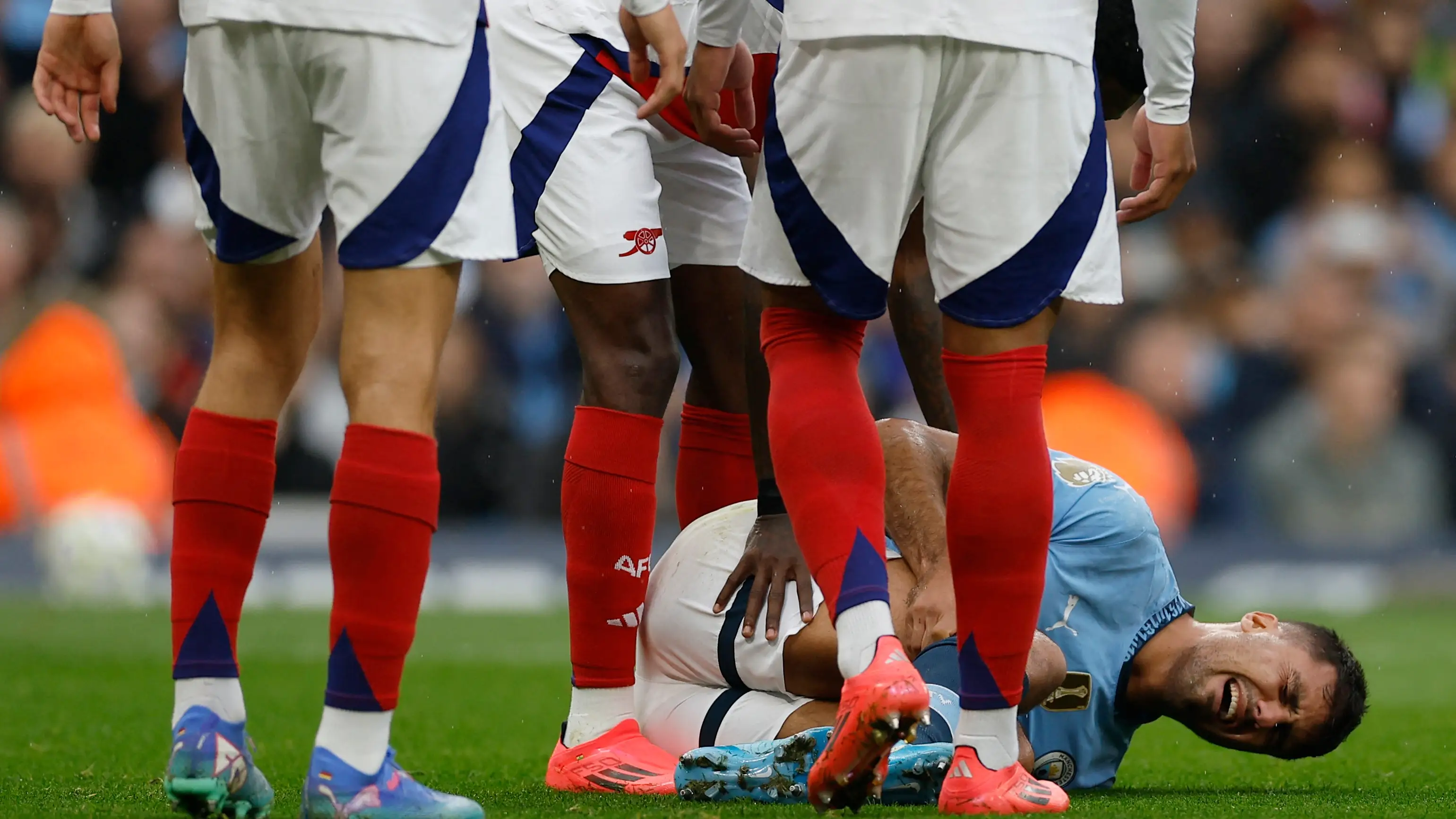 Rodri se duele sobre el césped tras lesionarse su rodilla derecha Rodri se duele sobre el césped tras lesionarse su rodilla derecha
