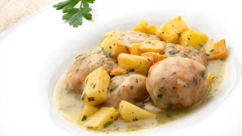 Un plato sencillo y de temporada: albóndigas de bonito en salsa verde Un plato sencillo y de temporada: albóndigas de bonito en salsa verde