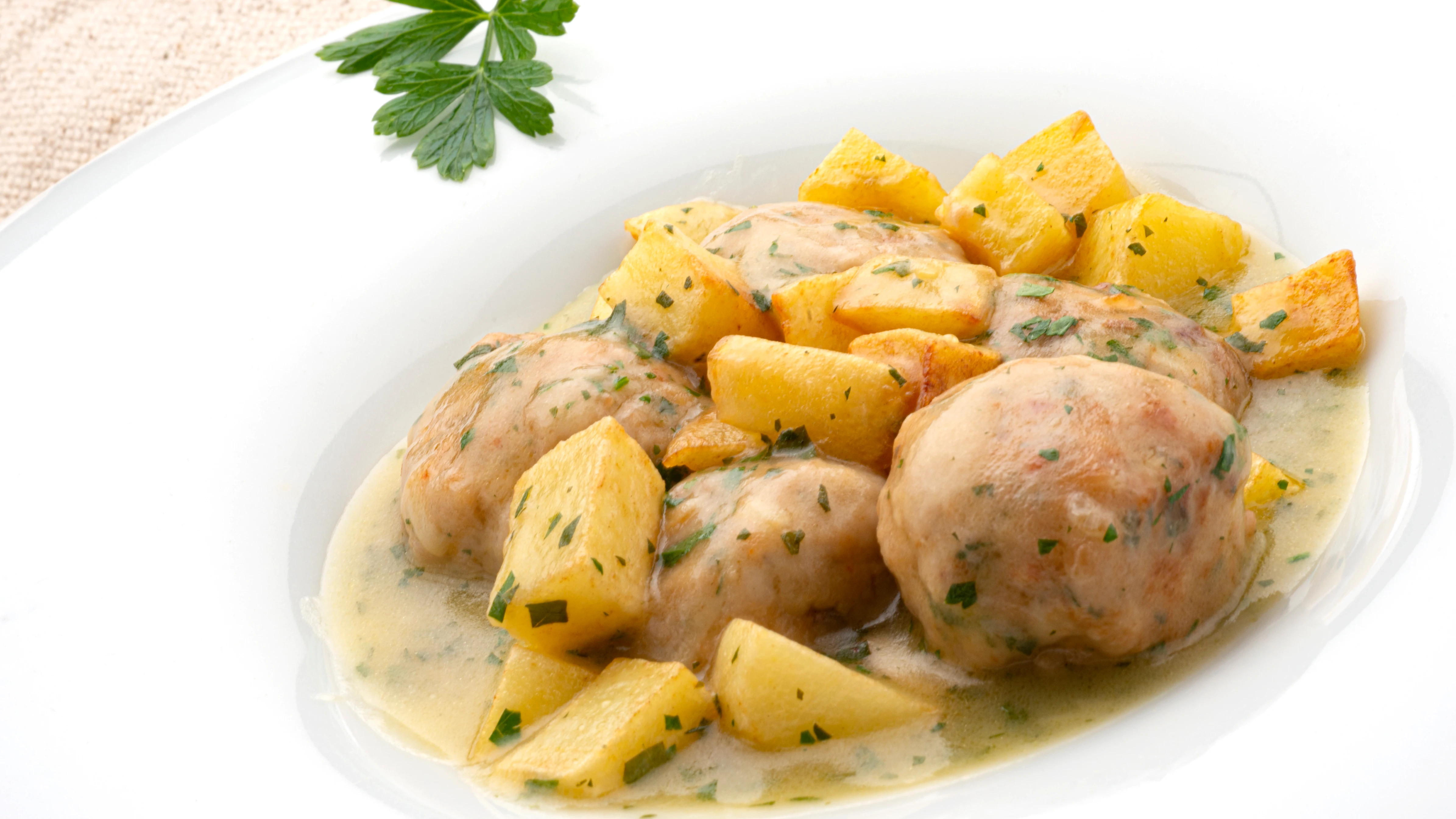 Un plato sencillo y de temporada: albóndigas de bonito en salsa verde Un plato sencillo y de temporada: albóndigas de bonito en salsa verde