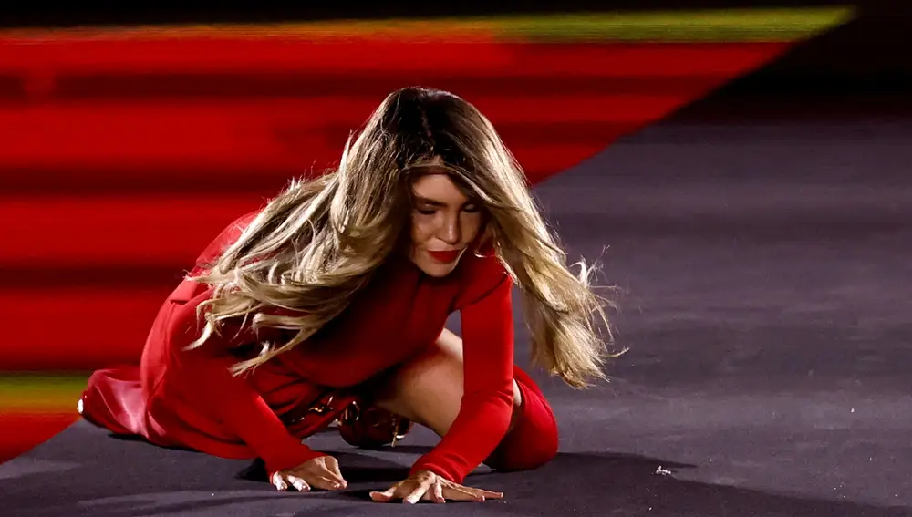 Belinda se cae desfilando para L'Oréal Paris Belinda se cae desfilando para L'Oréal Paris