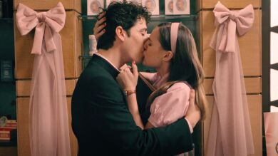¡Claudia y Mateo se dejan llevar y terminan por darse un apasionado beso! ¿Qué pasará entre ellos?