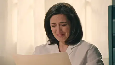 El último regalo de Jaime que cambiará la vida de Luz: ¡su título de medicina! El último regalo de Jaime que cambiará la vida de Luz: ¡su título de medicina!
