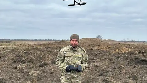 Dolgopolov, el entrenador del ejército ucraniano El extenista ucraniano manejando un dron del ejército