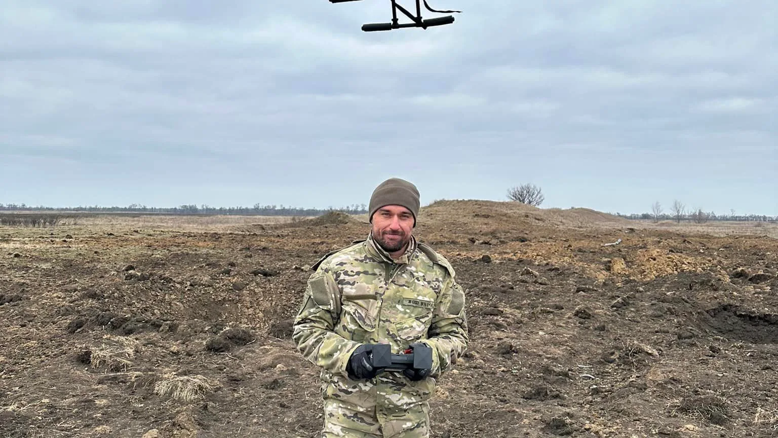 El extenista ucraniano manejando un dron del ej&eacute;rcito