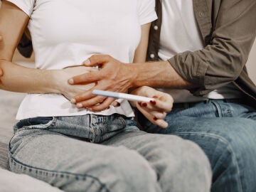 Pareja mirando el resultado de un test de embarazo