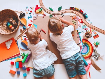 Niños divirtiéndose con juguetes de madera