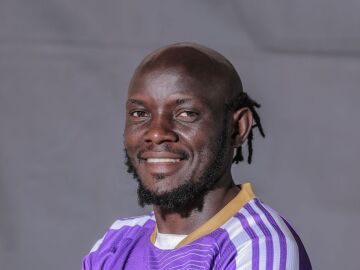 David Bangoole posa con la camiseta de los Wakiso Giants FC