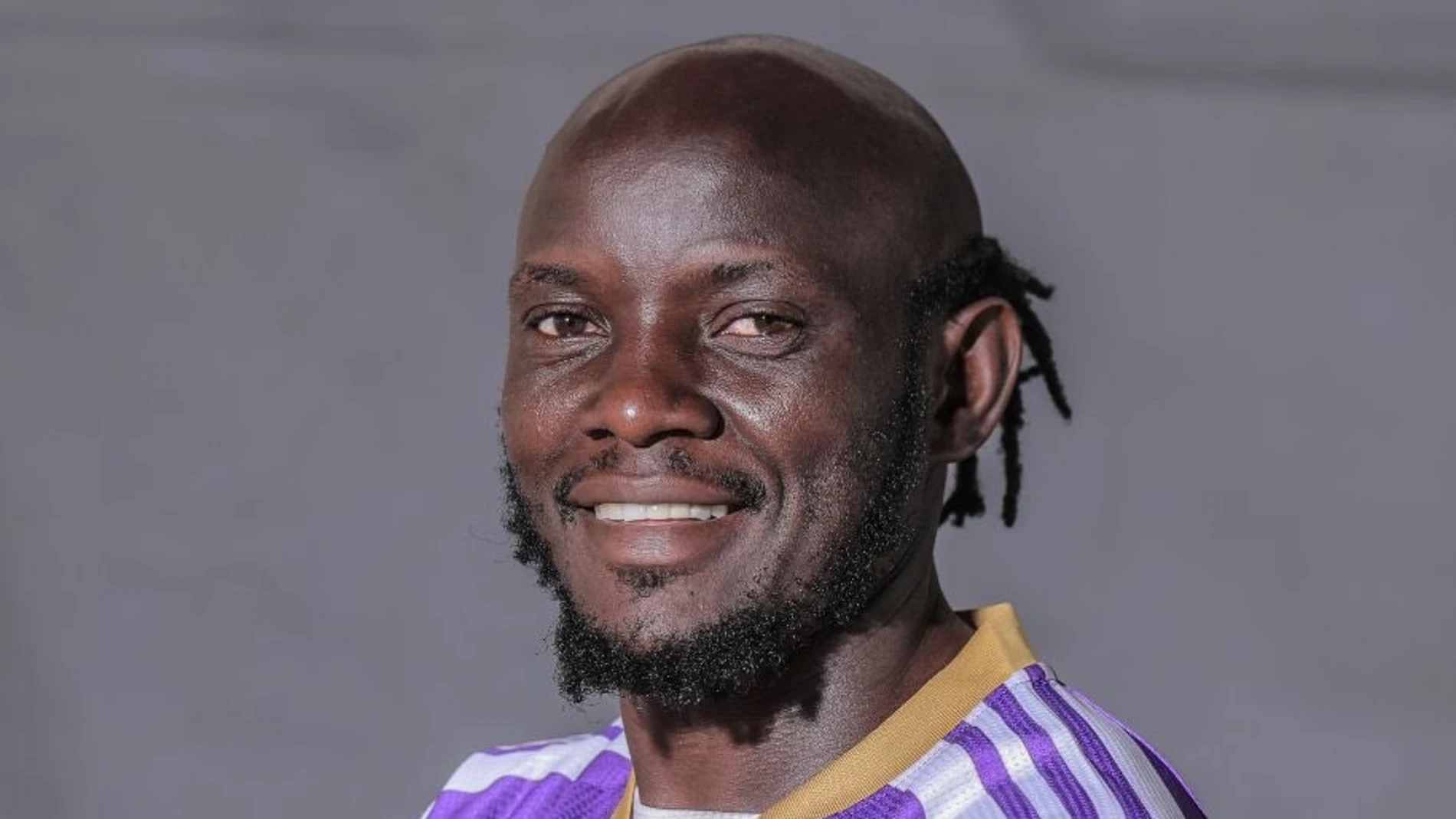 David Bangoole posa con la camiseta de los Wakiso Giants FC David Bangoole posa con la camiseta de los Wakiso Giants FC