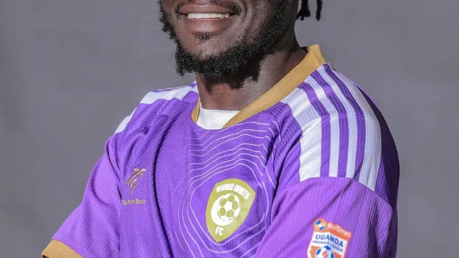 David Bangoole posa con la camiseta de los Wakiso Giants FC