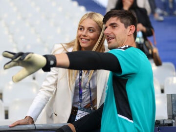 Thibaut Courtois y Mishel Gerzig, en una fotografía en 2022