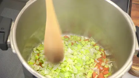 Sazona y rehoga las hortalizas Sazona y rehoga las hortalizas