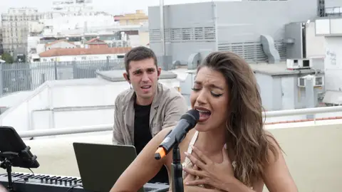 Ana Guerra en la presentación de su canción junto a Víctor Elías Ana Guerra en la presentación de su canción junto a Víctor Elías