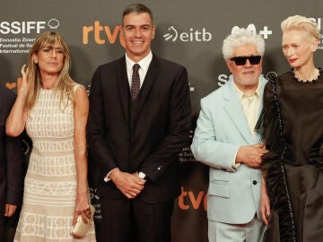 l presidente del Gobierno, Pedro Sánchez (2i), y su mujer Begoña Gómez (izda), posan para los medios junto al director de cine Pedro Almodóvar