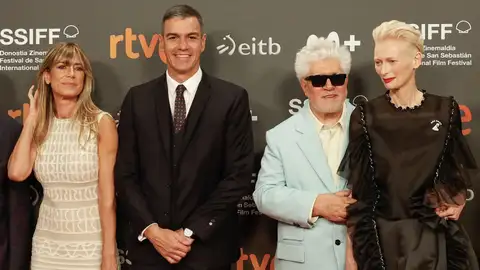 l presidente del Gobierno, Pedro Sánchez (2i), y su mujer Begoña Gómez (izda), posan para los medios junto al director de cine Pedro Almodóvar l presidente del Gobierno, Pedro Sánchez (2i), y su mujer Begoña Gómez (izda), posan para los medios junto al director de cine Pedro Almodóvar