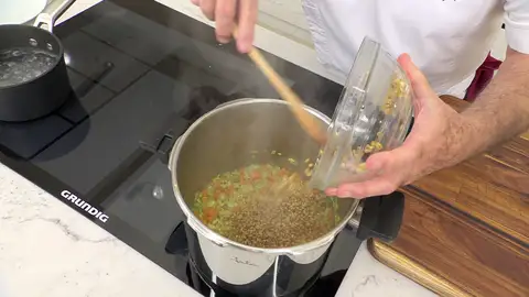 Escurre el agua del trigo, introdúcelo en la olla Escurre el agua del trigo, introdúcelo en la olla