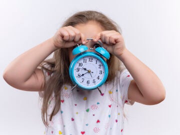 Niña sujetando un reloj