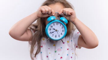 Niña sujetando un reloj