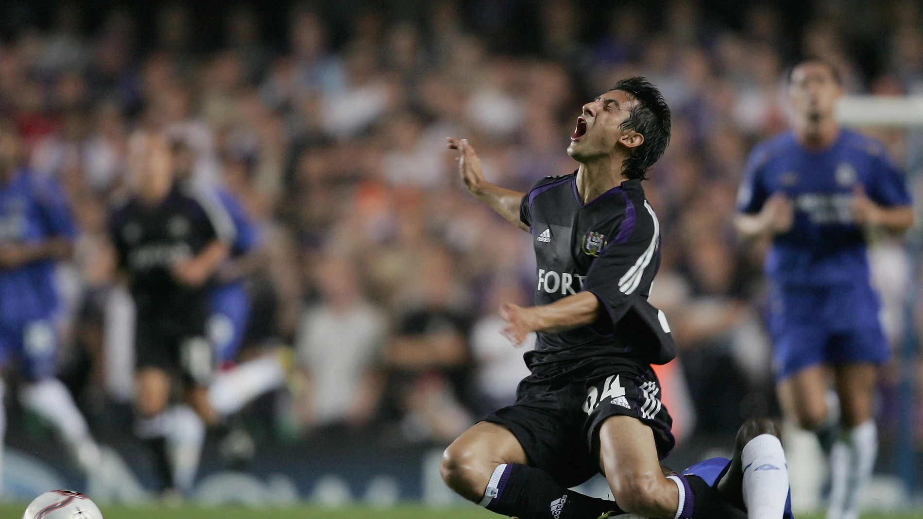 Serhat Akin, en un partido ante el Chelsea en septiembre de 2005 Serhat Akin, en un partido ante el Chelsea en septiembre de 2005