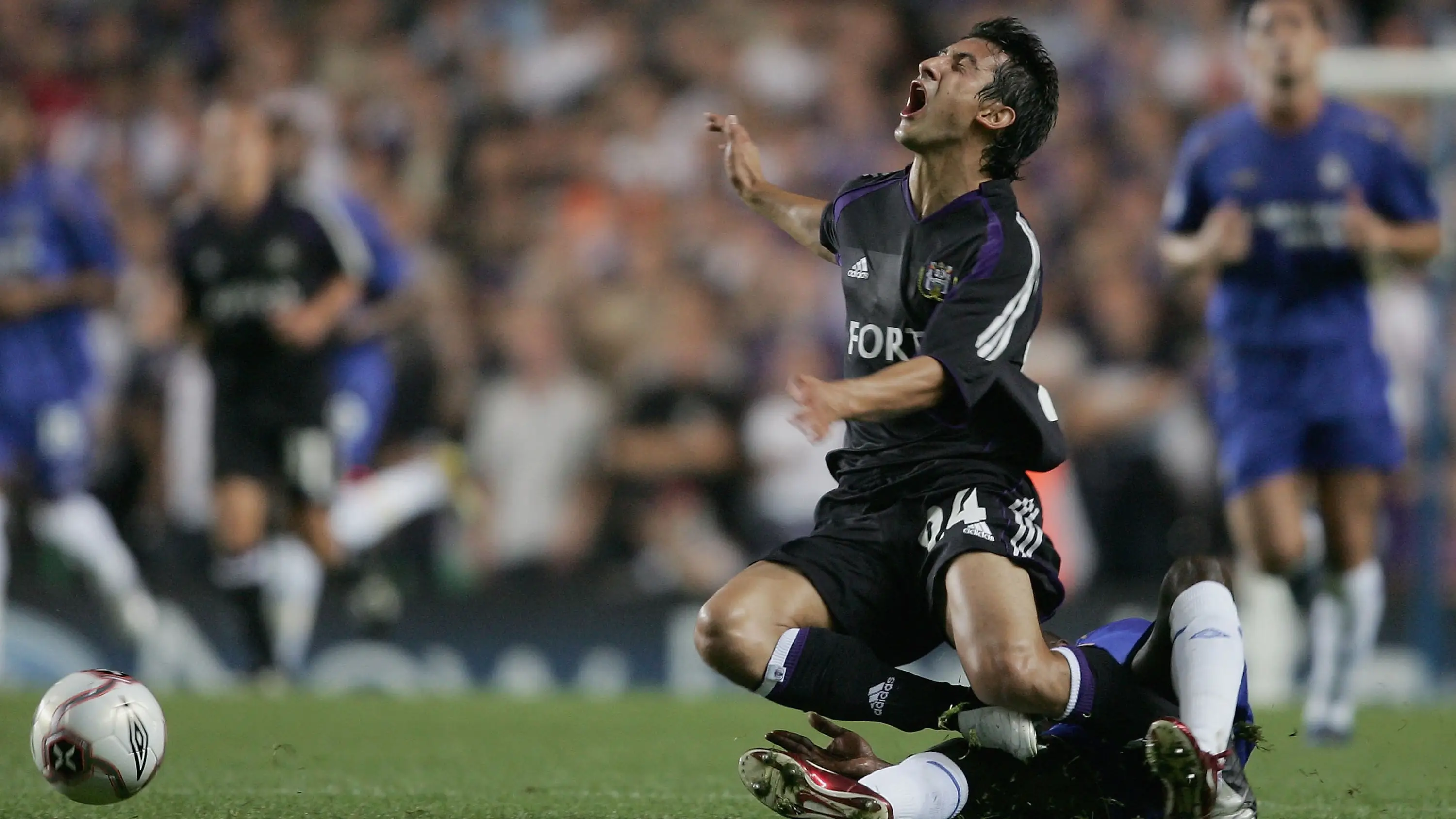Serhat Akin, en un partido ante el Chelsea en septiembre de 2005 Serhat Akin, en un partido ante el Chelsea en septiembre de 2005