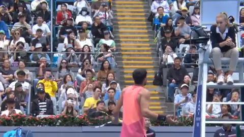 Carlos Alcaraz discutiendo con la juez de silla Carlos Alcaraz discutiendo con la juez de silla