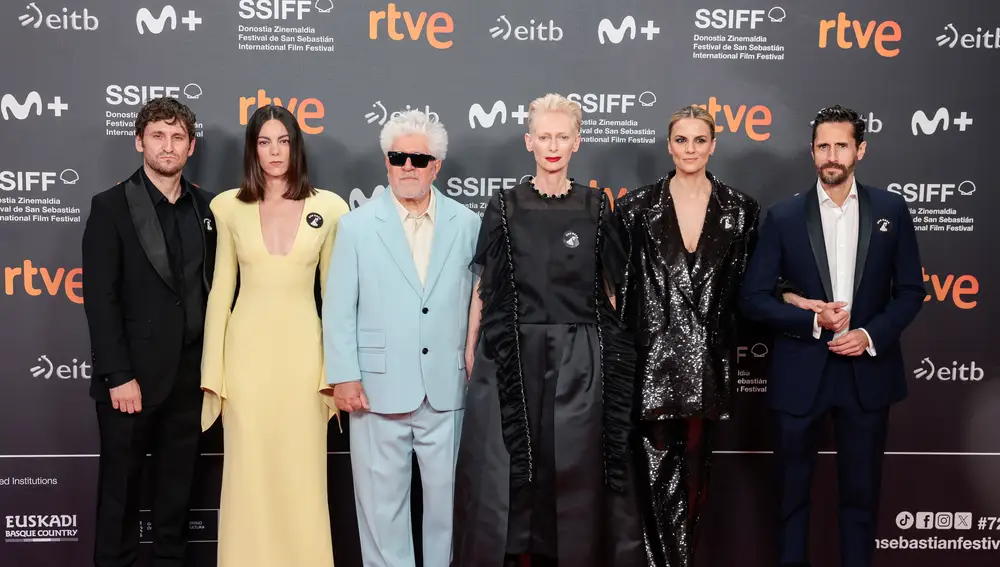 Pedro Almodóvar con actores de La habitación de al lado Pedro Almodóvar con actores de La habitación de al lado