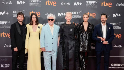 Pedro Almodóvar con actores de La habitación de al lado