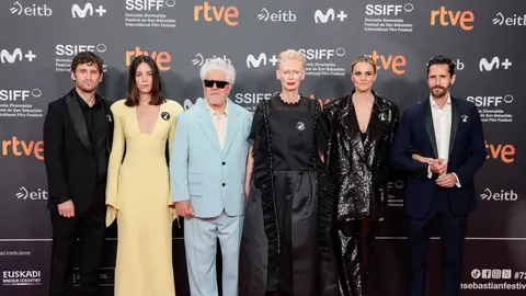 Pedro Almodóvar con actores de La habitación de al lado Pedro Almodóvar con actores de La habitación de al lado