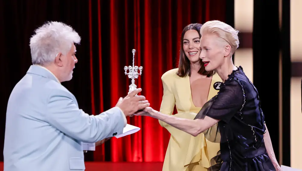 Pedro Almodóvar recibe el Premio Donostia de manos de Tilda Swinton Pedro Almodóvar recibe el Premio Donostia de manos de Tilda Swinton
