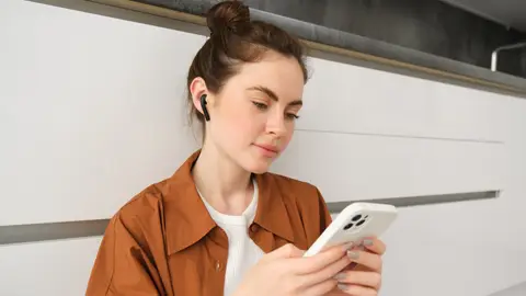 Joven mirando el móvil Joven mirando el móvil