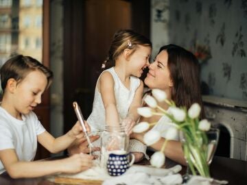 Una madre y sus hijos felices