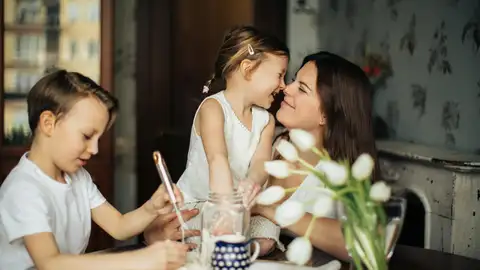 Una madre y sus hijos felices Una madre y sus hijos felices