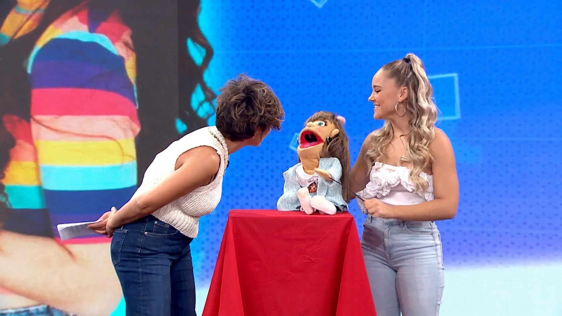 El show de Pilar, la ventr&iacute;locua de 18 a&ntilde;os y su desvergonzada marioneta