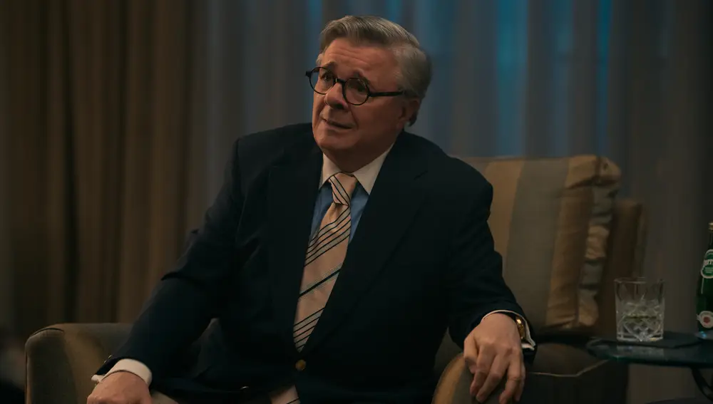 Nathan Lane como Dominick Dunne en Monstruo: La historia de Lyle y Erik Menendez Nathan Lane como Dominick Dunne en Monstruo: La historia de Lyle y Erik Menendez