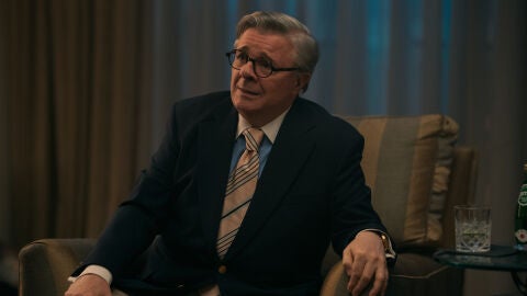  Nathan Lane como Dominick Dunne en Monstruo: La historia de Lyle y Erik Menendez