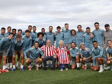 Andrés Serrano y Nieves Medrano, con la plantilla del Atlético de Madrid