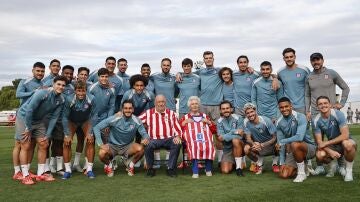 Andrés Serrano y Nieves Medrano, con la plantilla del Atlético de Madrid