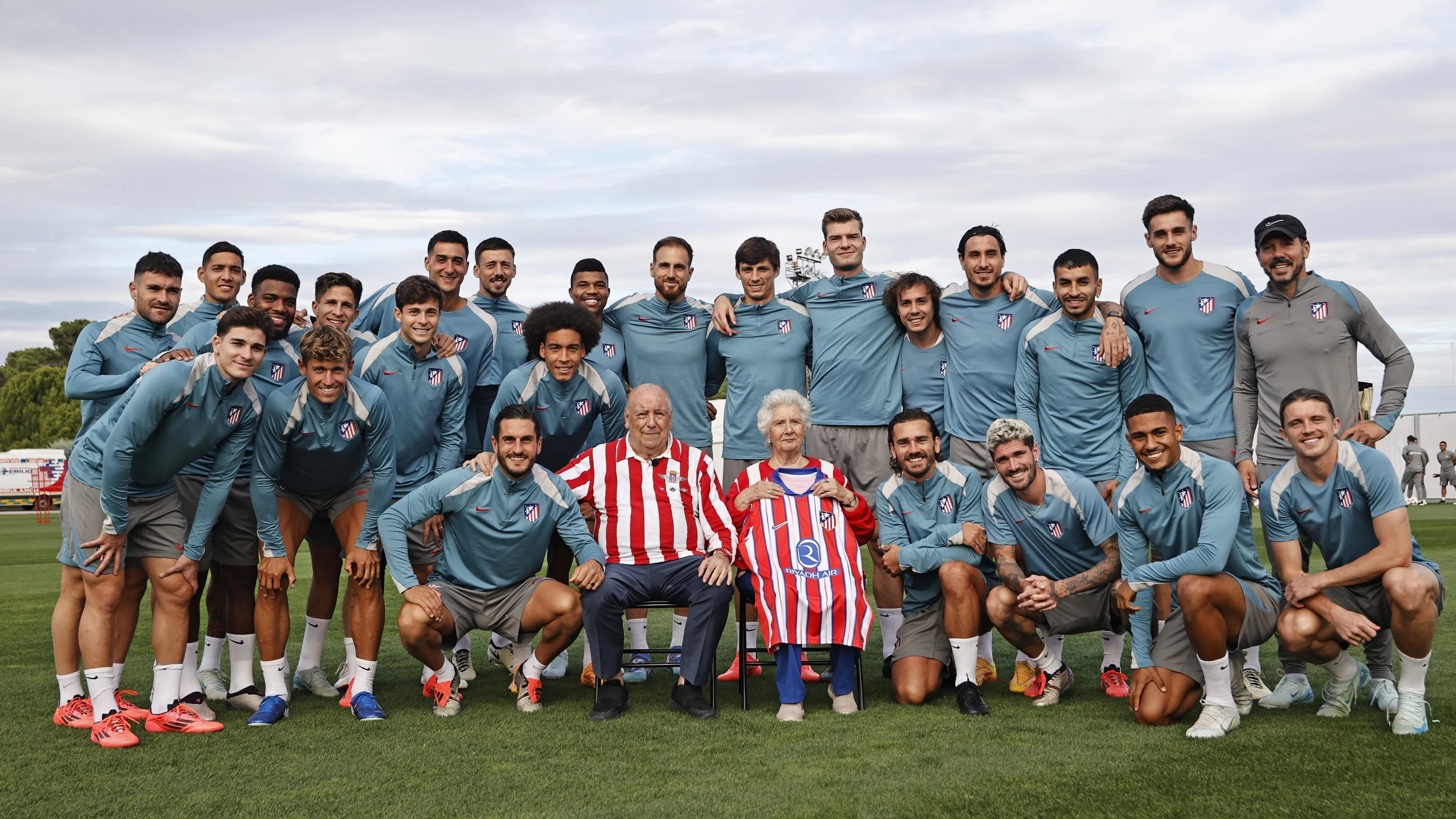 Andrés Serrano y Nieves Medrano, con la plantilla del Atlético de Madrid Andrés Serrano y Nieves Medrano, con la plantilla del Atlético de Madrid