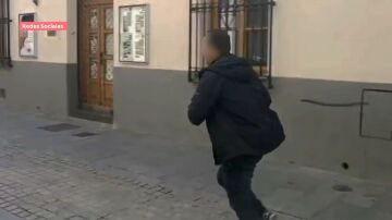 Persigue a un camarero con un cuchillo