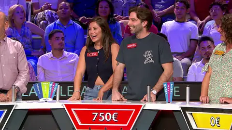 Gabriel y Alba consiguen el super comodín y resuelven el panel con 950 euros en su marcador Gabriel y Alba consiguen el super comodín y resuelven el panel con 950 euros en su marcador