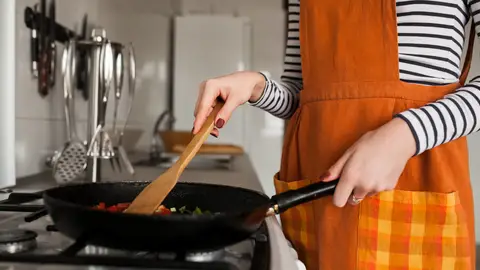 Mujer cocinando Mujer cocinando