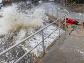 Desafía las olas del huracán Helene para tomar fotografías