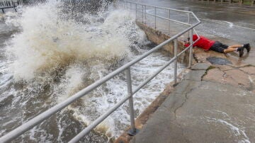 Desafía las olas del huracán Helene para tomar fotografías