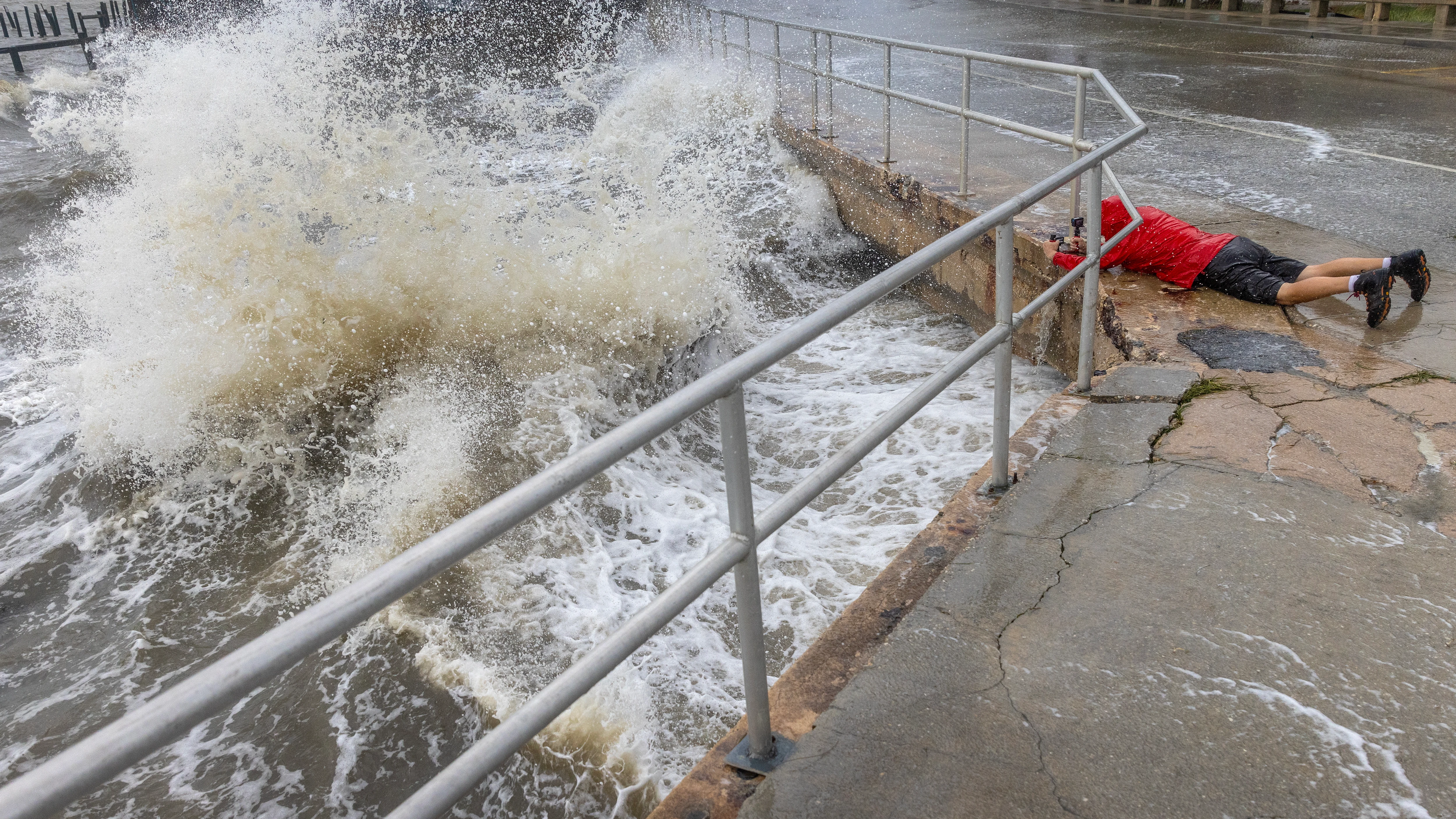 Desafía las olas del huracán Helene para tomar fotografías Desafía las olas del huracán Helene para tomar fotografías