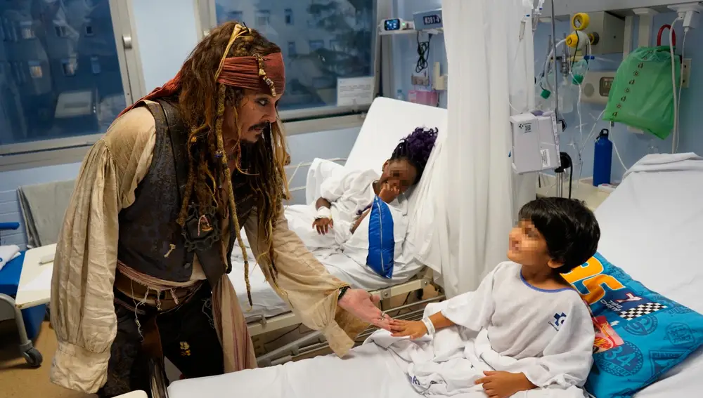Johhny Depp como Jack Sparrow en el Hospital Universitario Donostia de San Sebastián Johhny Depp como Jack Sparrow en el Hospital Universitario Donostia de San Sebastián