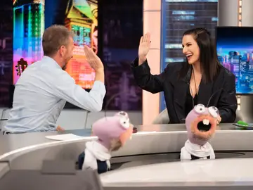 Pablo Motos y Laura Pausini ponen a prueba su capacidad de engaño: "No hay duda en tus ojos" Pablo Motos y Laura Pausini ponen a prueba su capacidad de engaño: "No hay duda en tus ojos"