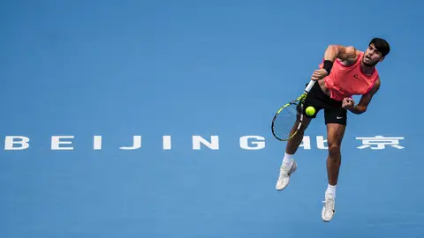 Carlos Alcaraz realiza un saque ante Mpetshi Perricard Carlos Alcaraz realiza un saque ante Mpetshi Perricard