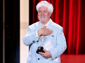 Pedro Almodóvar con el Premio Donostia