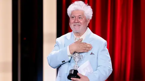 Pedro Almodóvar con el Premio Donostia Pedro Almodóvar con el Premio Donostia