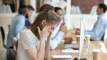 Una empleada cansada de su trabajo