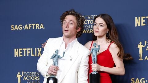 Jeremy Allen White y Molly Gordon, ganadores del premio, posan en la alfombra roja.